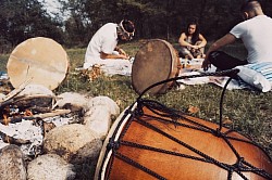 Gli Strumenti Usati dallo Sciamano/a hanno le Vibrazioni Di Guarigione ed Armonia che accompagnano il Viaggio o Trance Sciamanico.    Provati dalla Scienza.